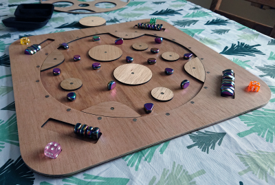 Deze unieke magneten-arena is ontwikkeld als een innovatieve vervanging voor het standaard touwtje dat vaak bij magneten spellen wordt geleverd. Door de strategische plaatsing van magneetjes rondom de arena ontstaat een onzichtbaar magnetisch krachtveld dat elke zet spannend en onvoorspelbaar maakt.